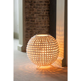 Lampe J-Line sur une table dans un salon élégant