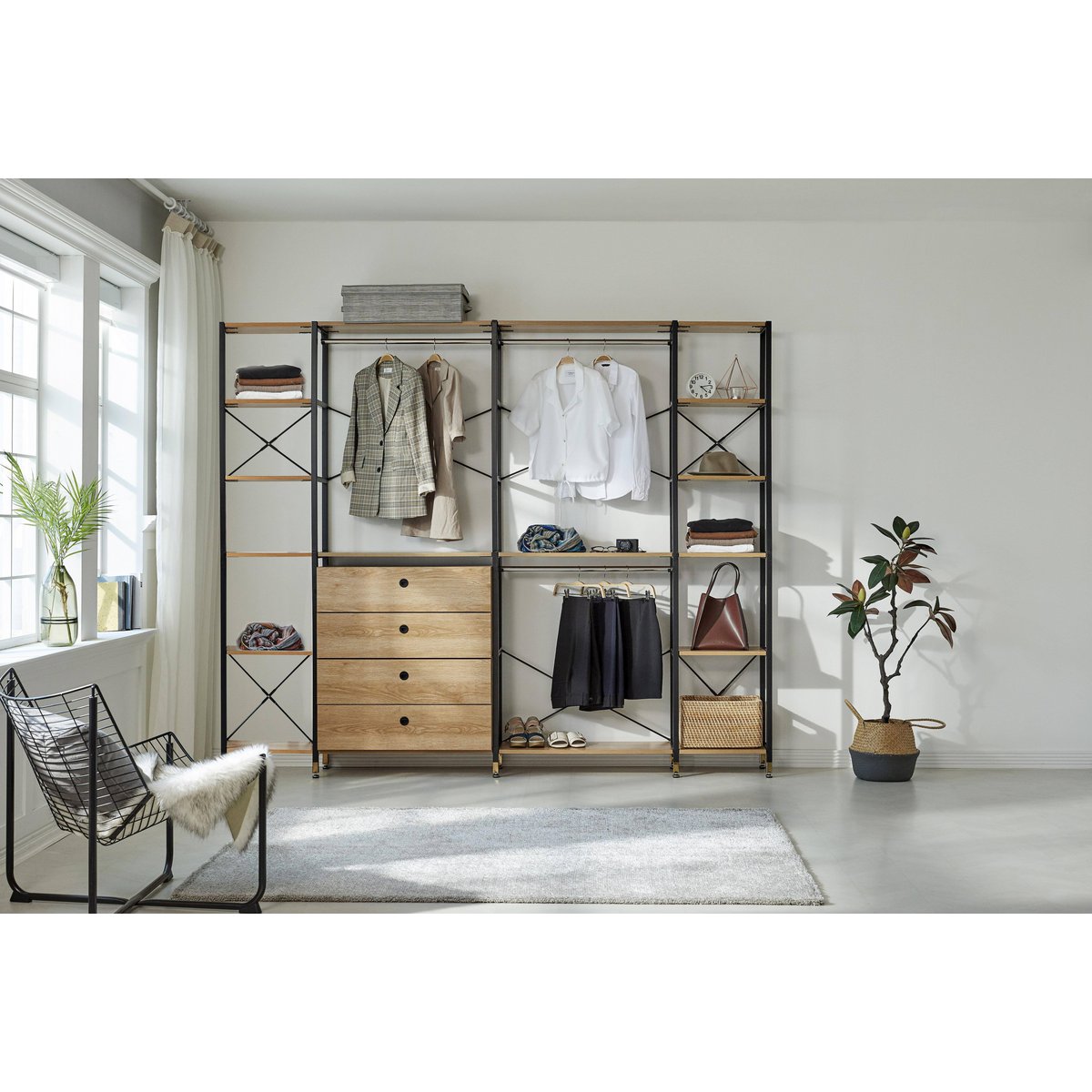 Étagère murale scandinave avec objets de décoration