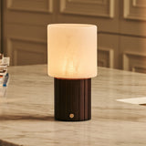 Détail de la base en bois d'hévéa de la lampe Ingmar