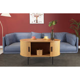 Table basse utilisée comme meuble TV avec accessoires