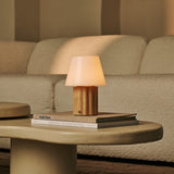 Lampe à poser rechargeable en bois marron clair