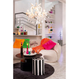 Ambiance intérieure avec la lampe suspendue J-Line dans un salon moderne.