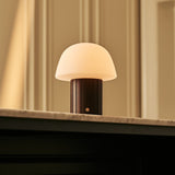 Détail de la base en bois d'hévéa de la lampe Etienne