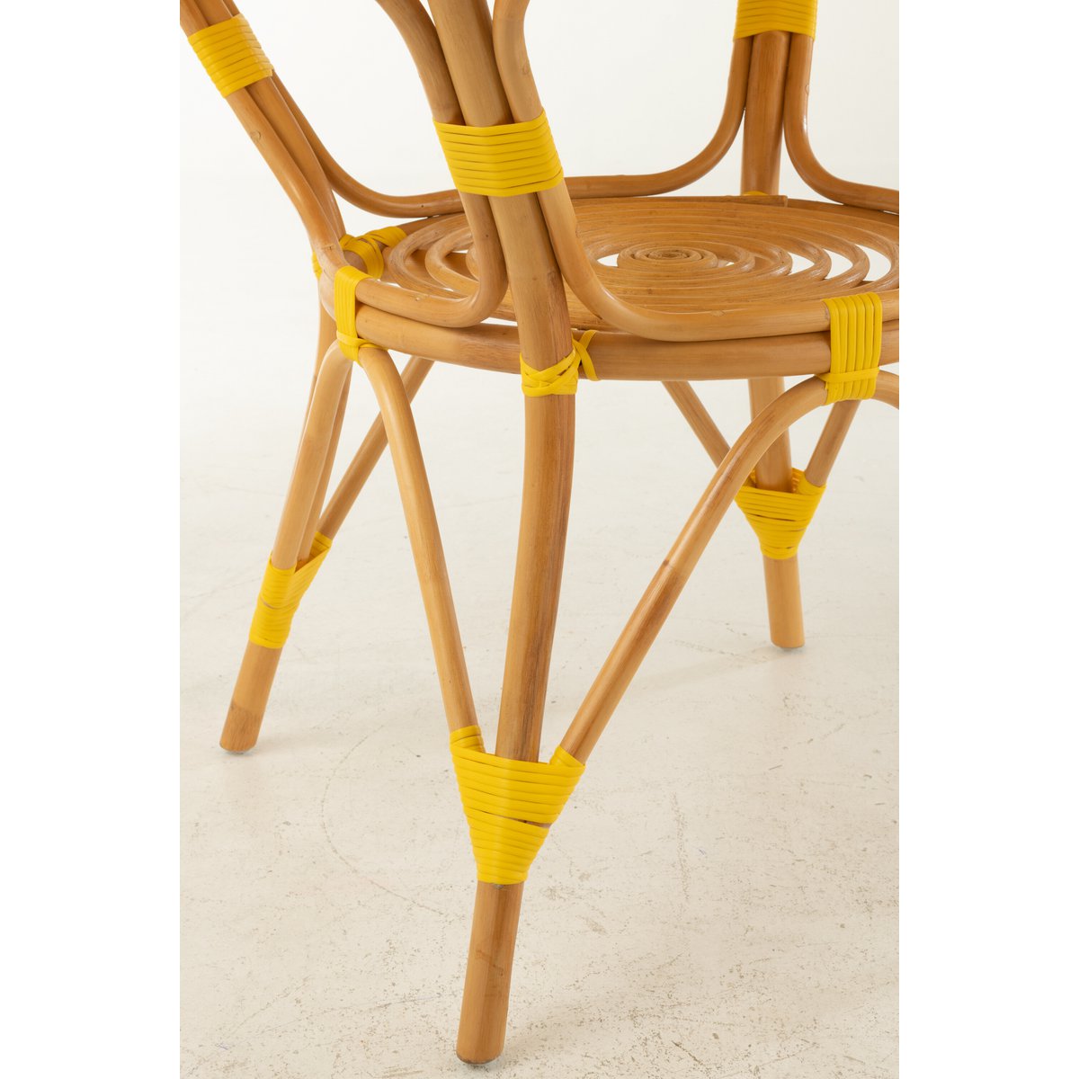Table Live J-Line avec des accessoires de décoration élégants