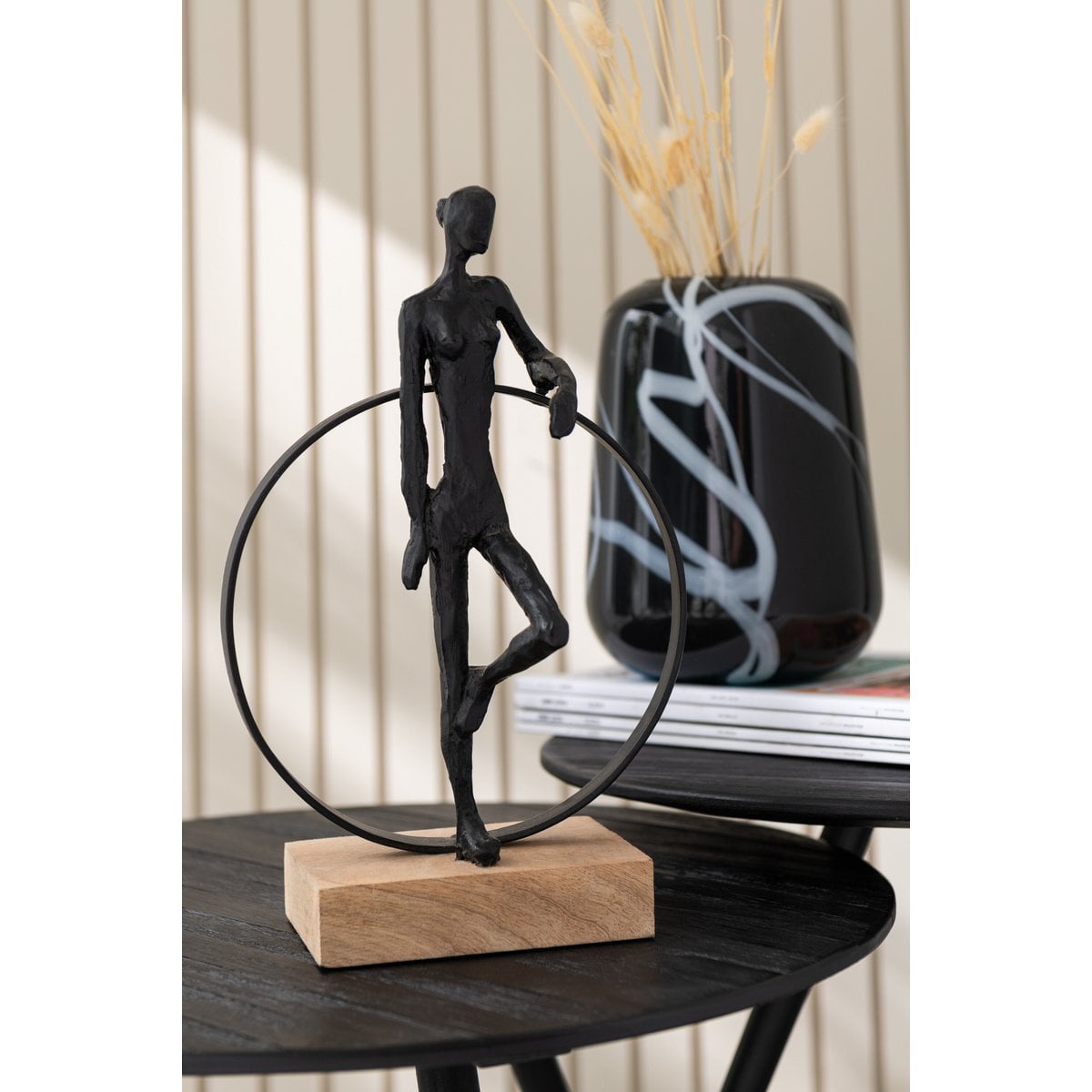Sculpture Homme J-Line en fer noir avec anneau en résine