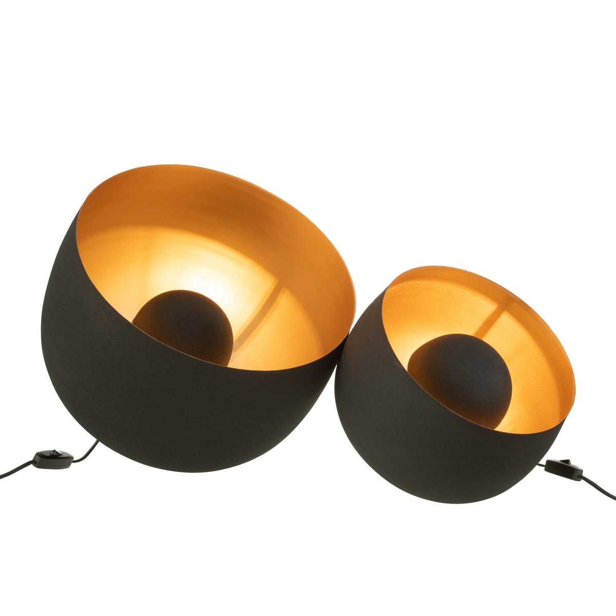 Lampe J-Line Round éclairant un salon moderne