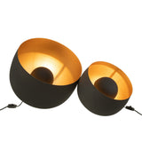 Lampe J-Line Round éclairant un salon moderne