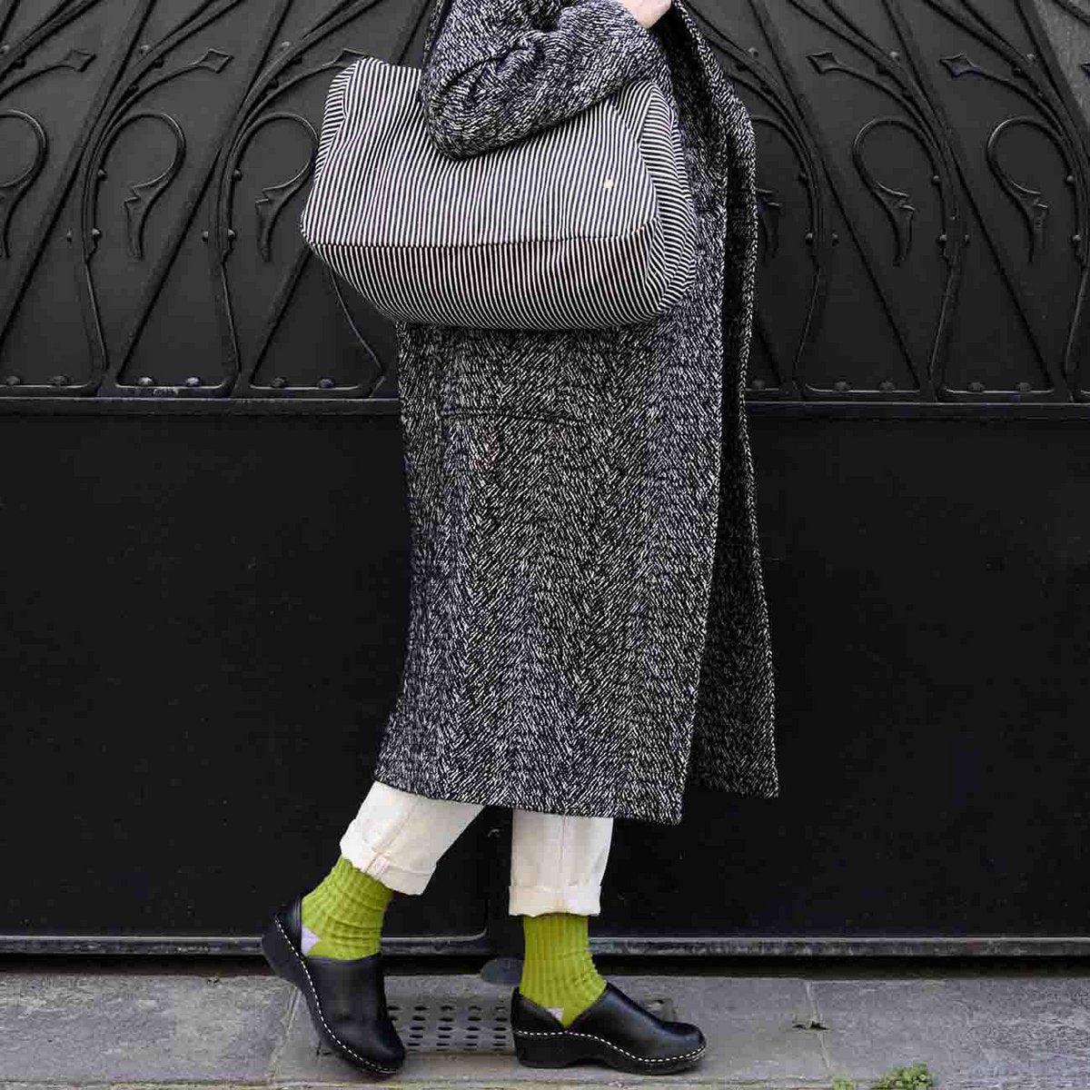 Chaussettes Yvette Pistache - vue latérale mettant en avant le design