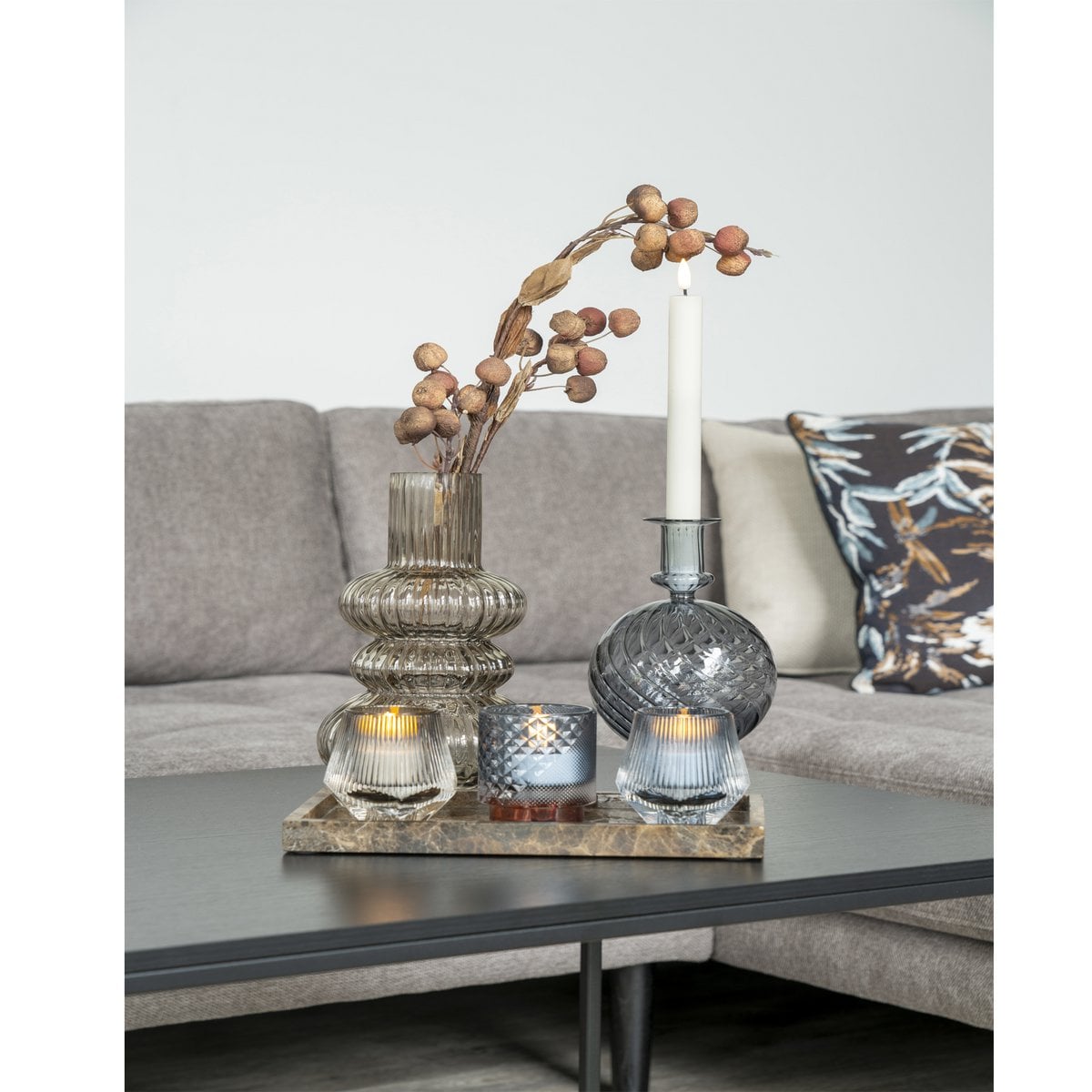 Vase en verre fumé avec fleurs, ajoutant une touche vintage