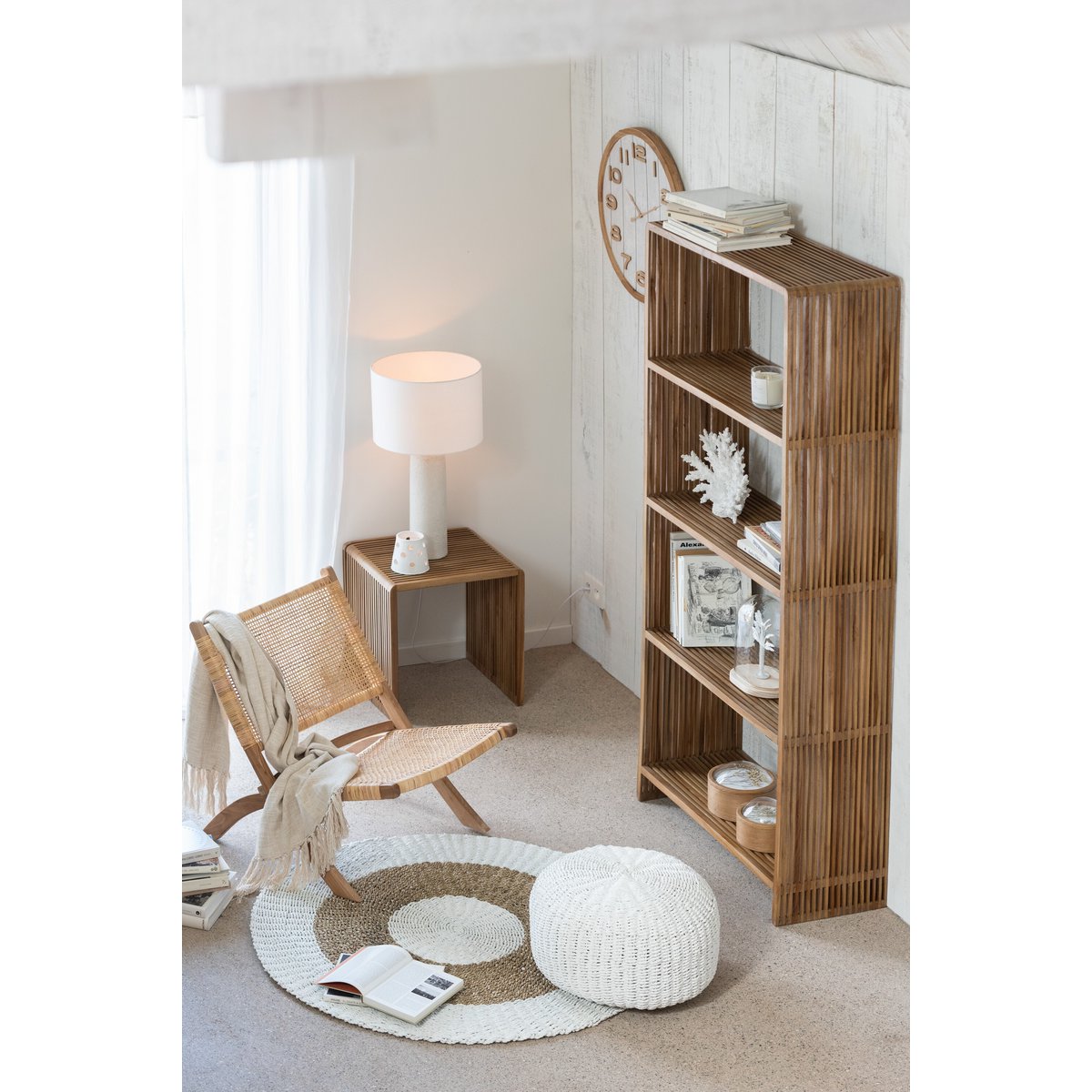 Ambiance chaleureuse avec la bibliothèque J-Line en bois naturel