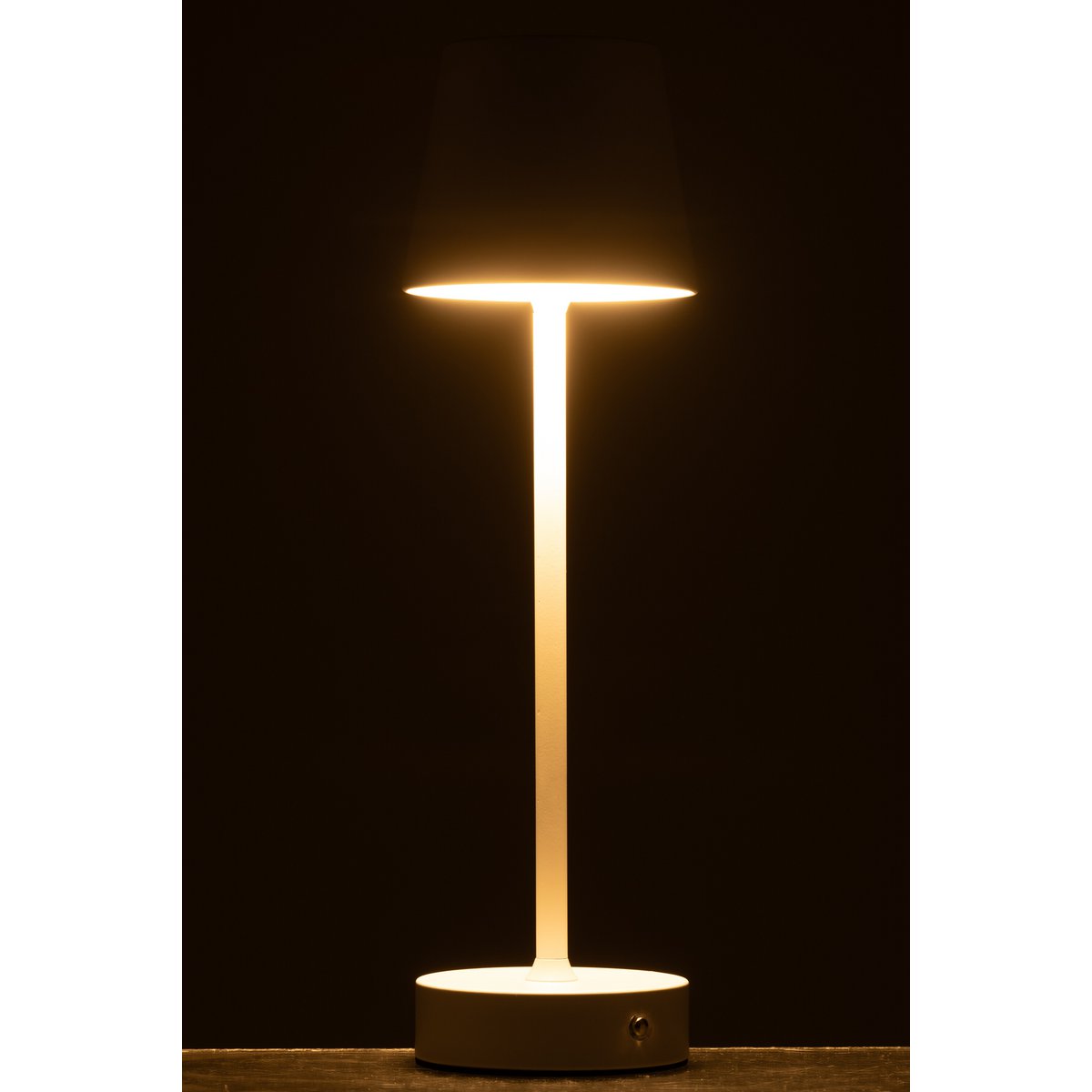 Lampe J-Line Goa illuminant un salon moderne