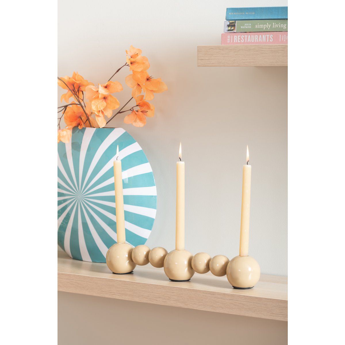 Bougeoir Bulles Droites placé sur une table, ajoutant une ambiance chaleureuse