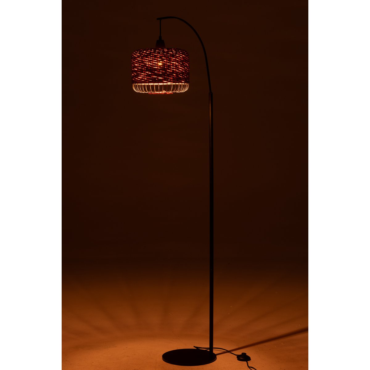 Détail du lampadaire J-Line en métal orange, mettant en valeur le design