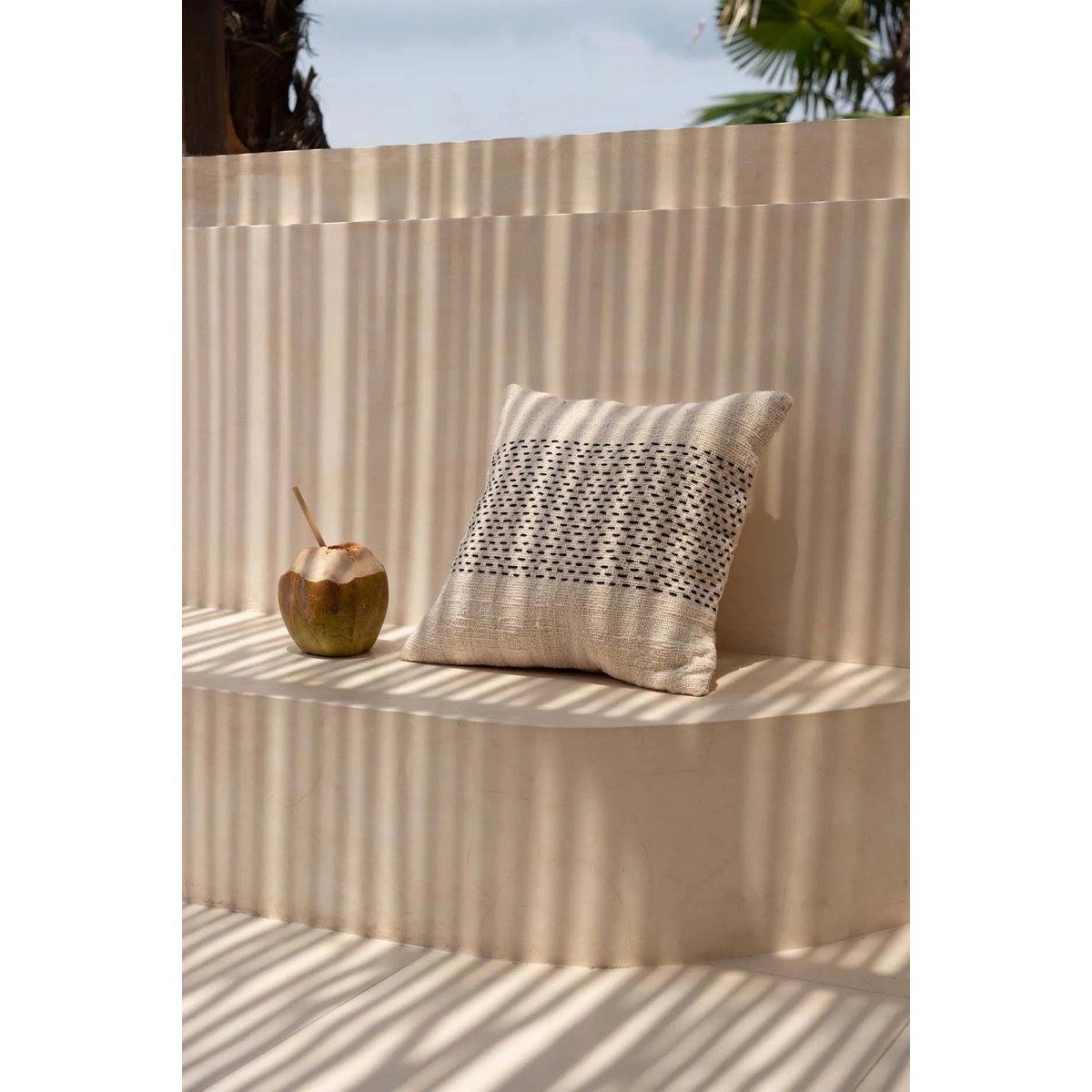 Ambiance chic avec la housse de coussin Misty dans un salon
