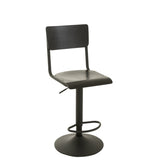 Chaise de bar J-Line noire, mise en scène dans une cuisine moderne