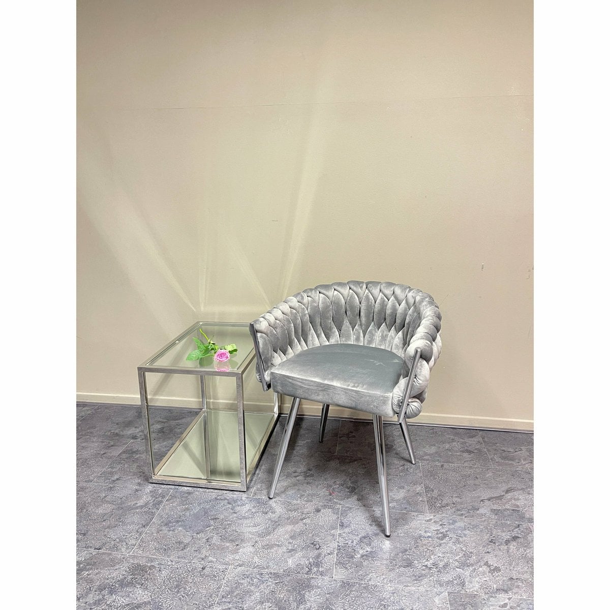 Détail du dossier en velours de la Chaise Eva