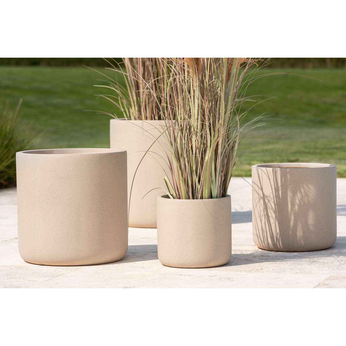 Lot de 4 pots de fleur J-Line Dune sur une table en extérieur