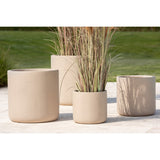 Lot de 4 pots de fleur J-Line Dune sur une table en extérieur