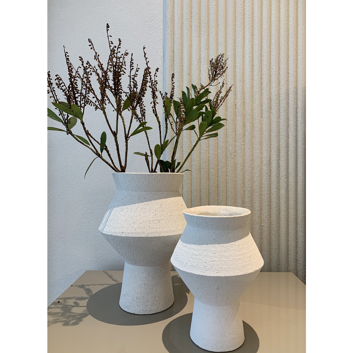 Détail du vase CUZCO 20 blanc avec finition rugueuse