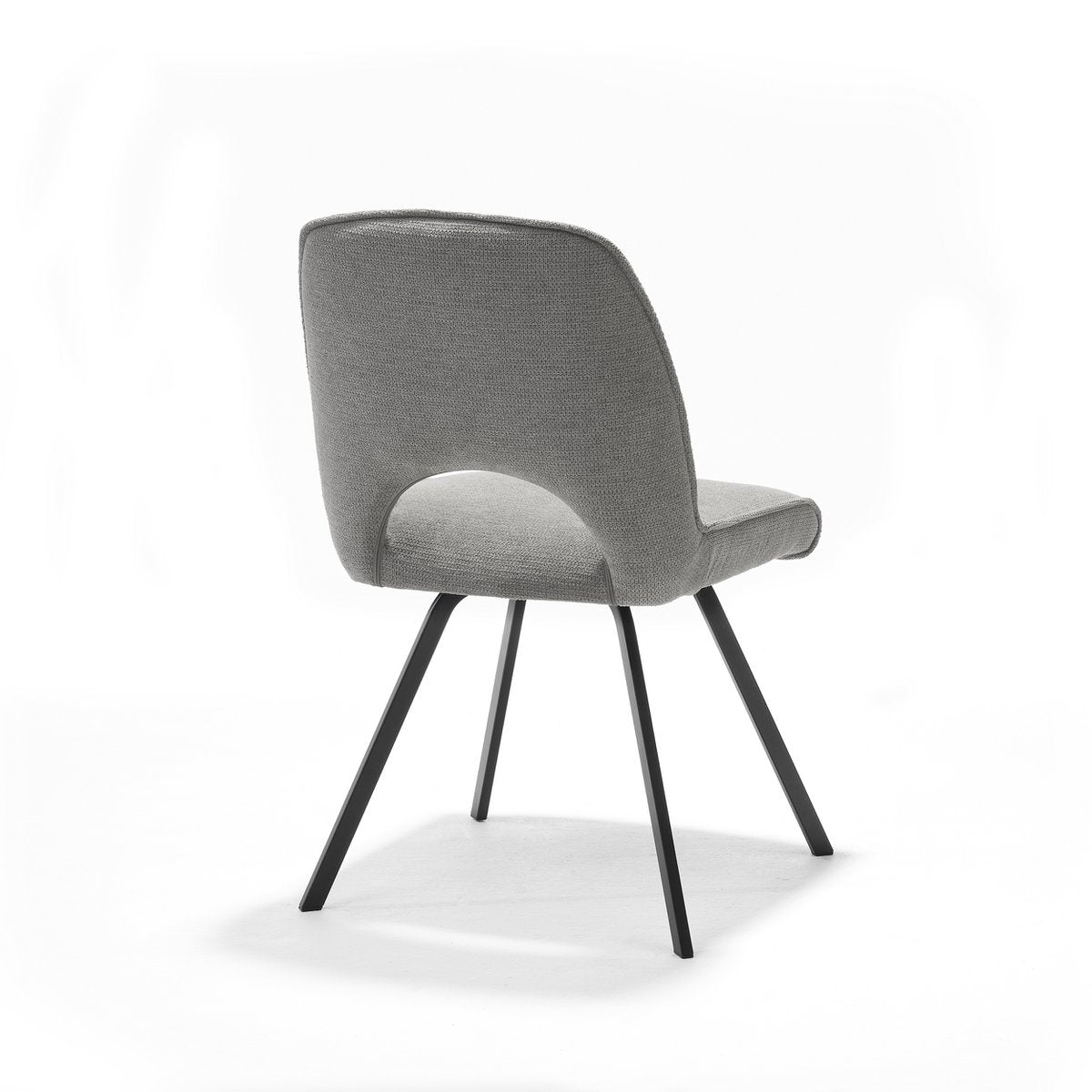 Détail du fauteuil Jody en tissu Aragon gris, mettant en valeur la texture du tissu.