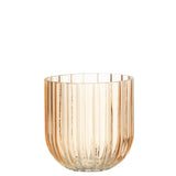 Vase Yari Stripes J-Line sur une table moderne, mettant en valeur son design élégant.