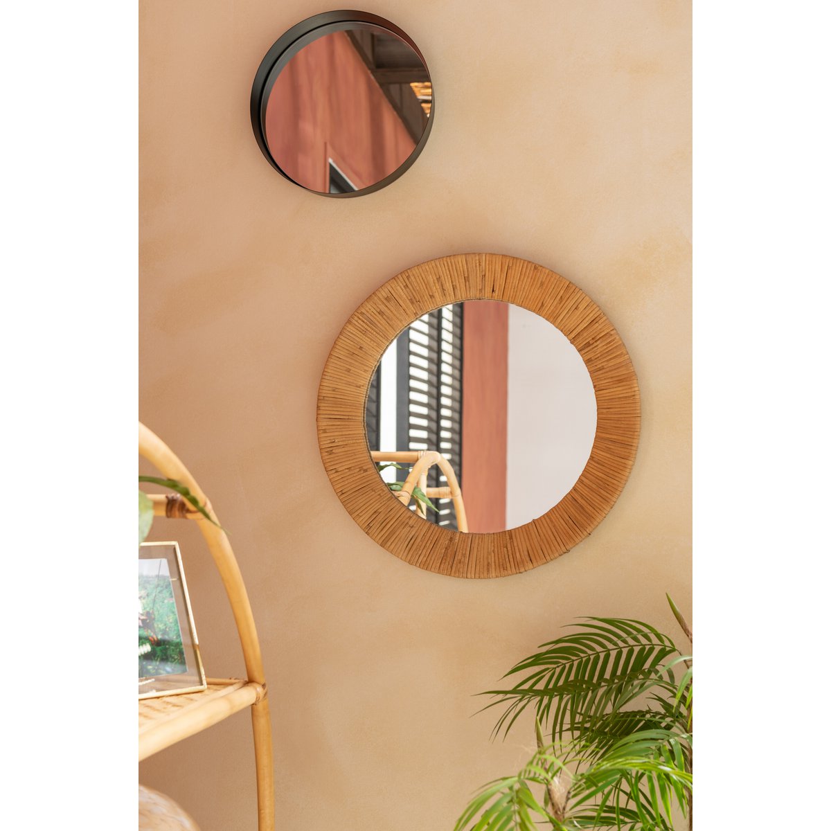 Détail de la bordure en métal noir du miroir J-Line