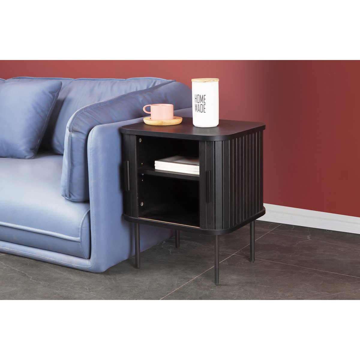 Lampe de chevet noire avec un livre et des lunettes posés à côté