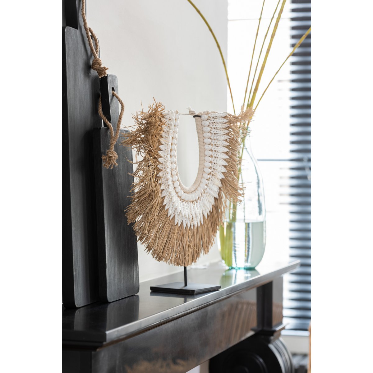 Collier coquillages J-Line en blanc, élégant et boho, sur fond neutre.