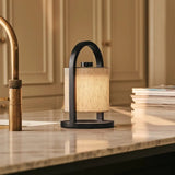 Détail de la finition en bois d'hévéa de la lampe River