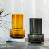 Détail du vase en verre ambre, mettant en avant la texture