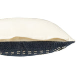 Détail du coussin J-Line en coton avec motifs ethniques, mettant en valeur les couleurs.