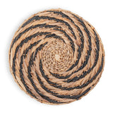 Panier BANDUNG utilisé comme bol décoratif sur une table en bois