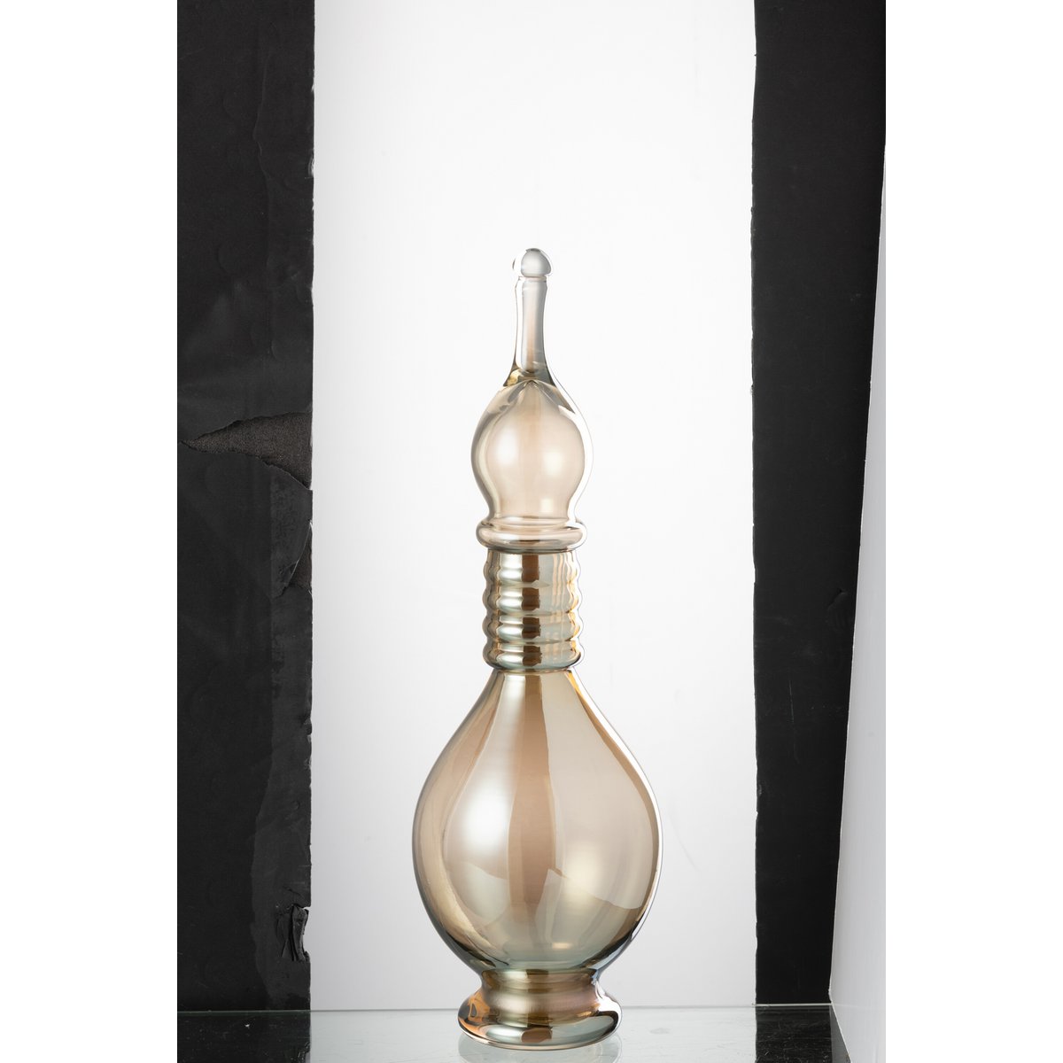 Vase J-Line en verre beige, détail de la texture du verre