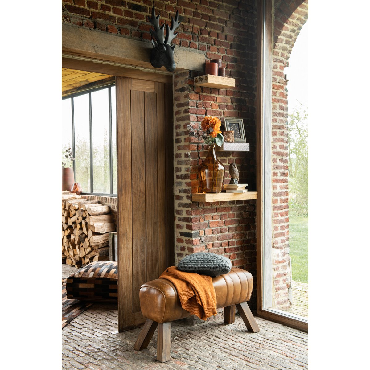 Bougie J-Line marron sur une table en bois