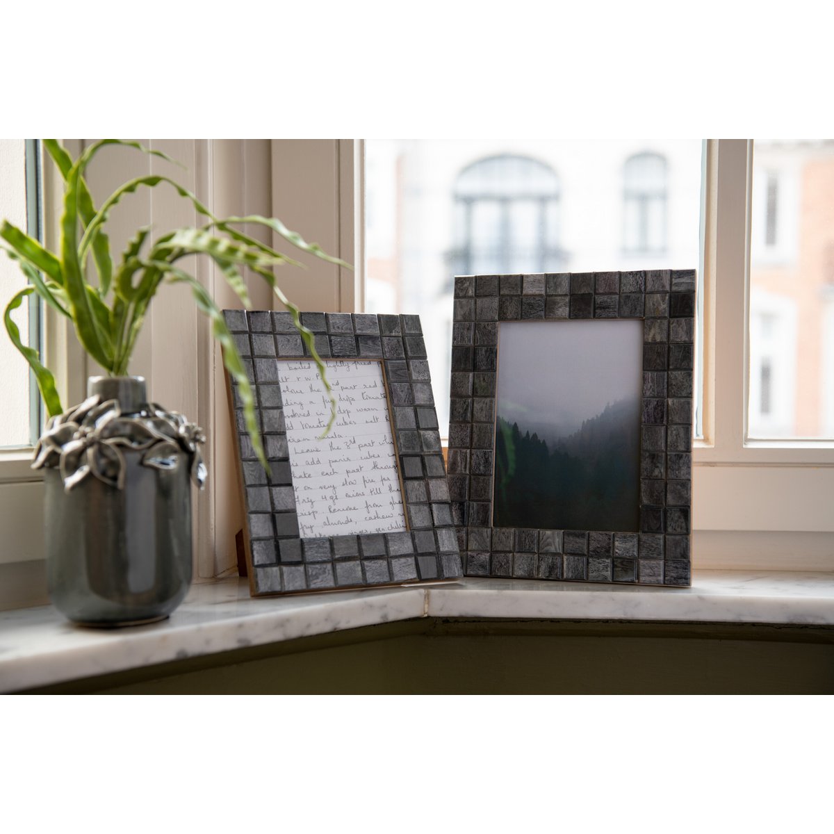 Cadre Photo J-Line Carré 10x15 en Bois et Corne Gris, angle latéral