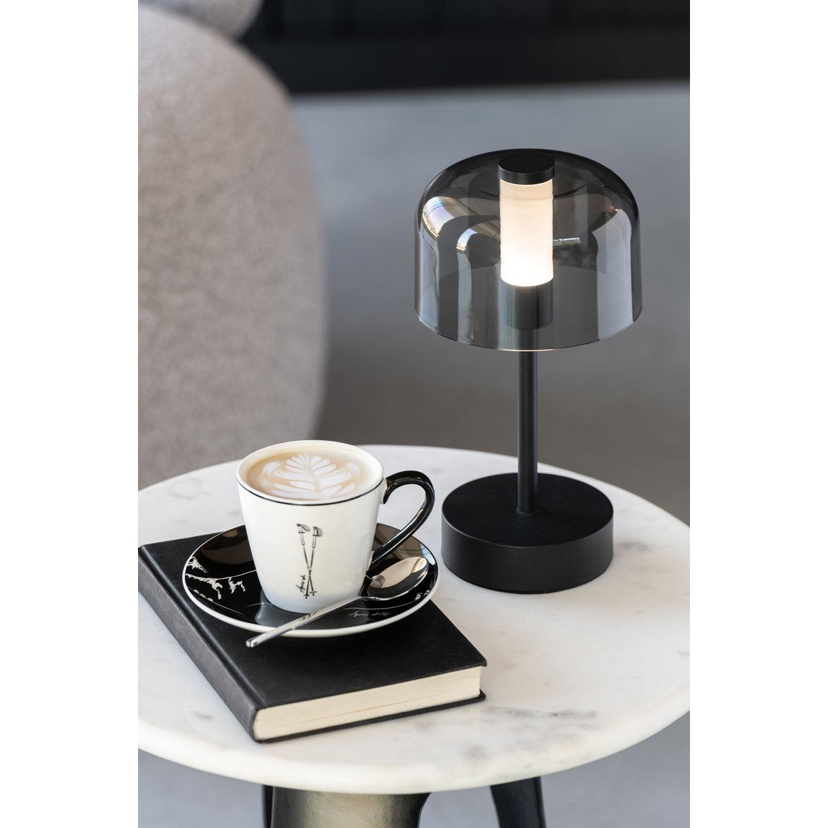 Détail de la céramique noire de la tasse J-Line, texture raffinée