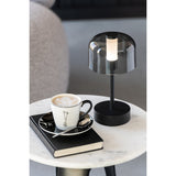 Détail de la céramique noire de la tasse J-Line, texture raffinée