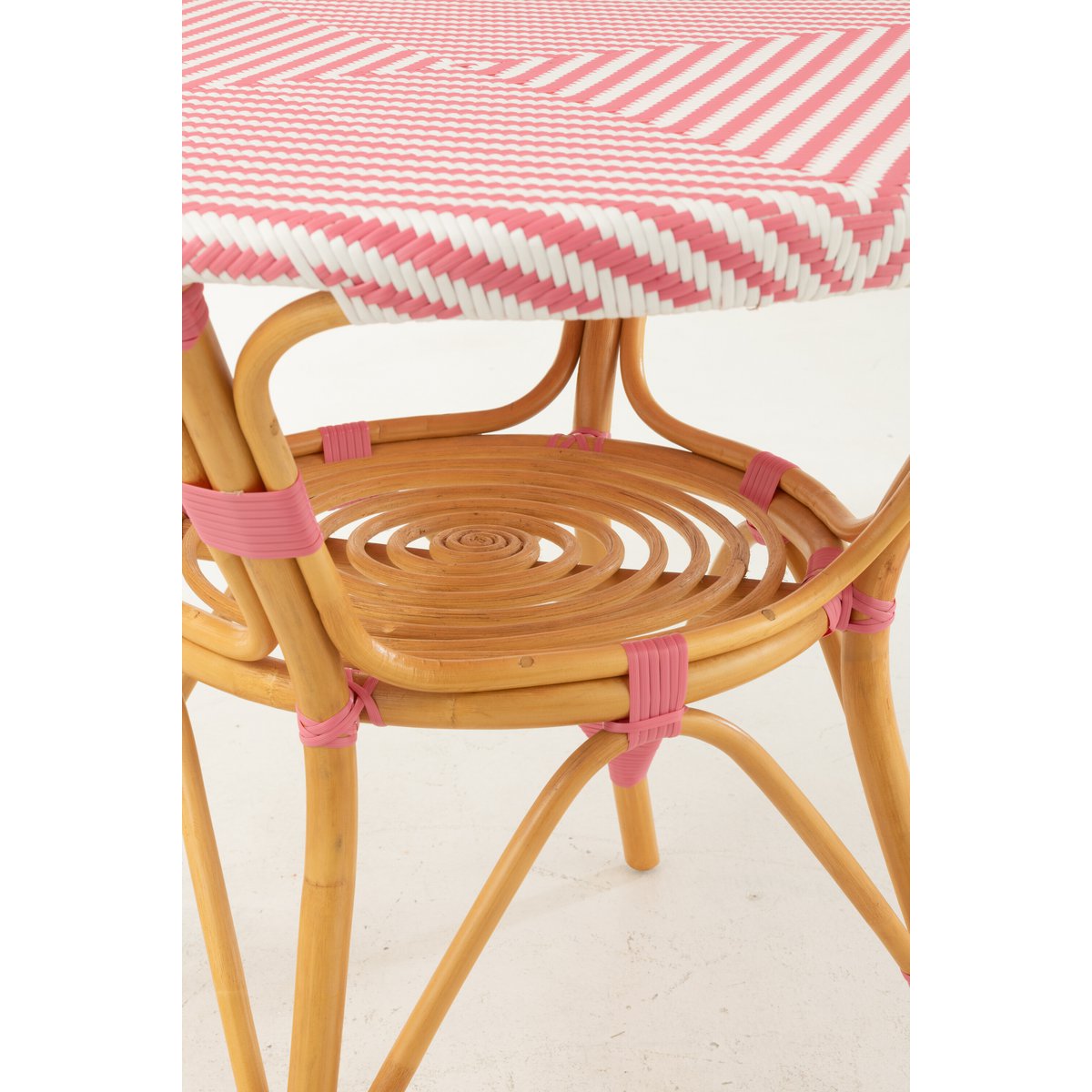 Vue latérale de la Table Live J-Line en rotin