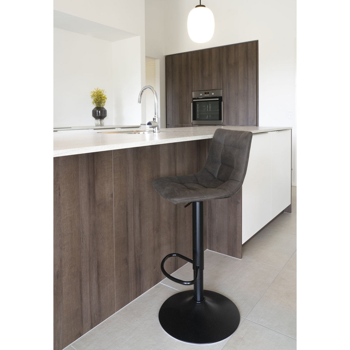 Chaise de bar Middelfart avec pieds en métal noir, vue latérale