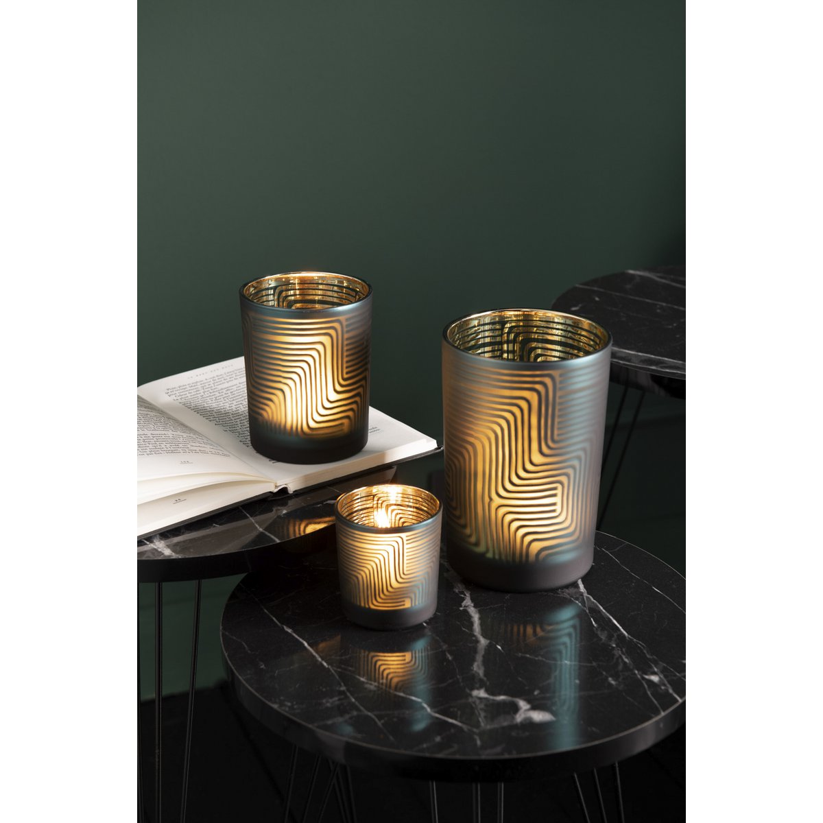 Bougeoir J-Line Zigzag en verre vert, vue de côté