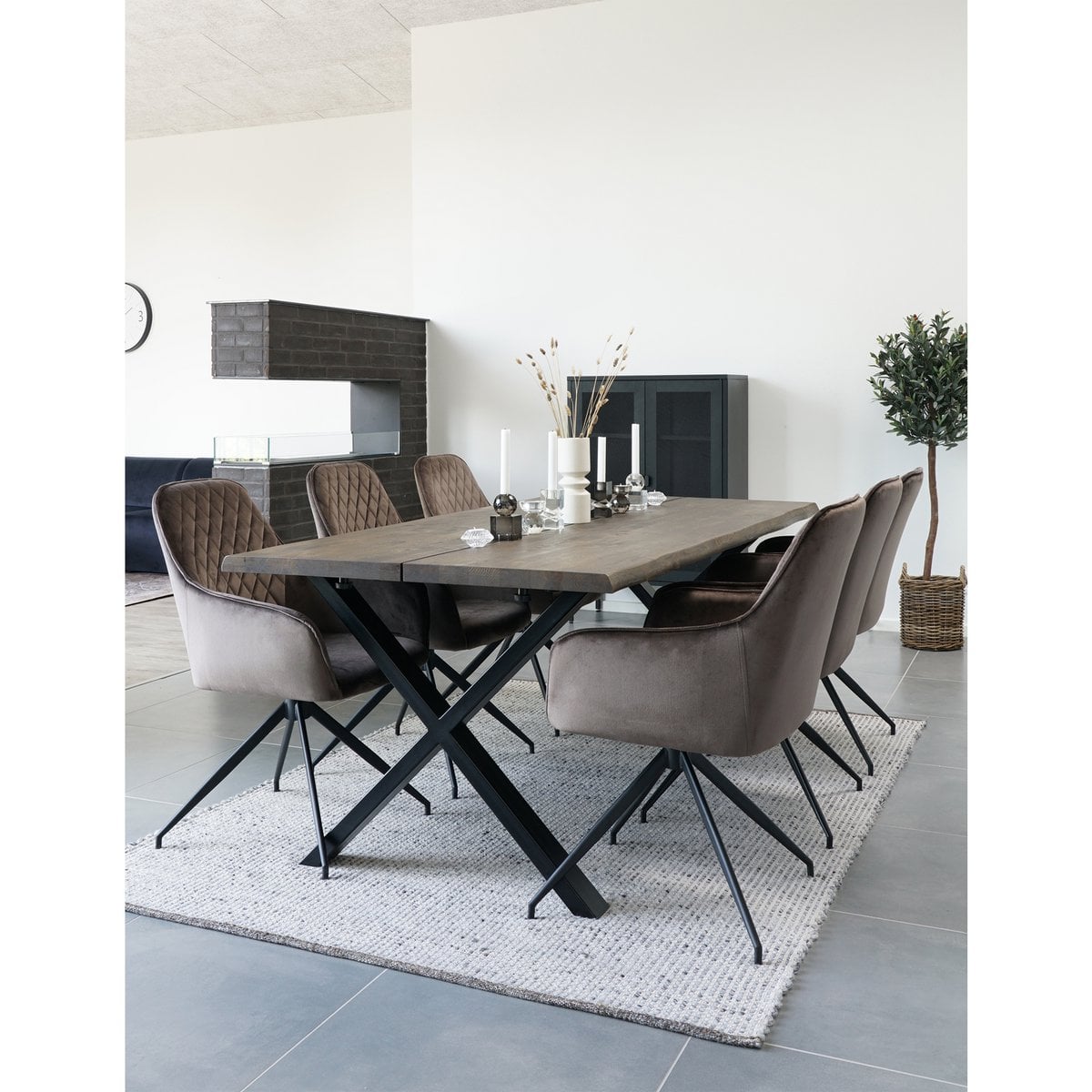 Vue latérale de la chaise Harbo montrant le mécanisme pivotant