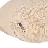 Housse de coussin Stonepath sur un canapé moderne