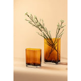 Vase CORAL en verre ambre sur table