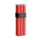 Bougie cylindrique rouge J-Line, élégante et sophistiquée, sur fond neutre