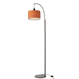 Lampadaire J-Line en métal orange, vue de face avec éclairage