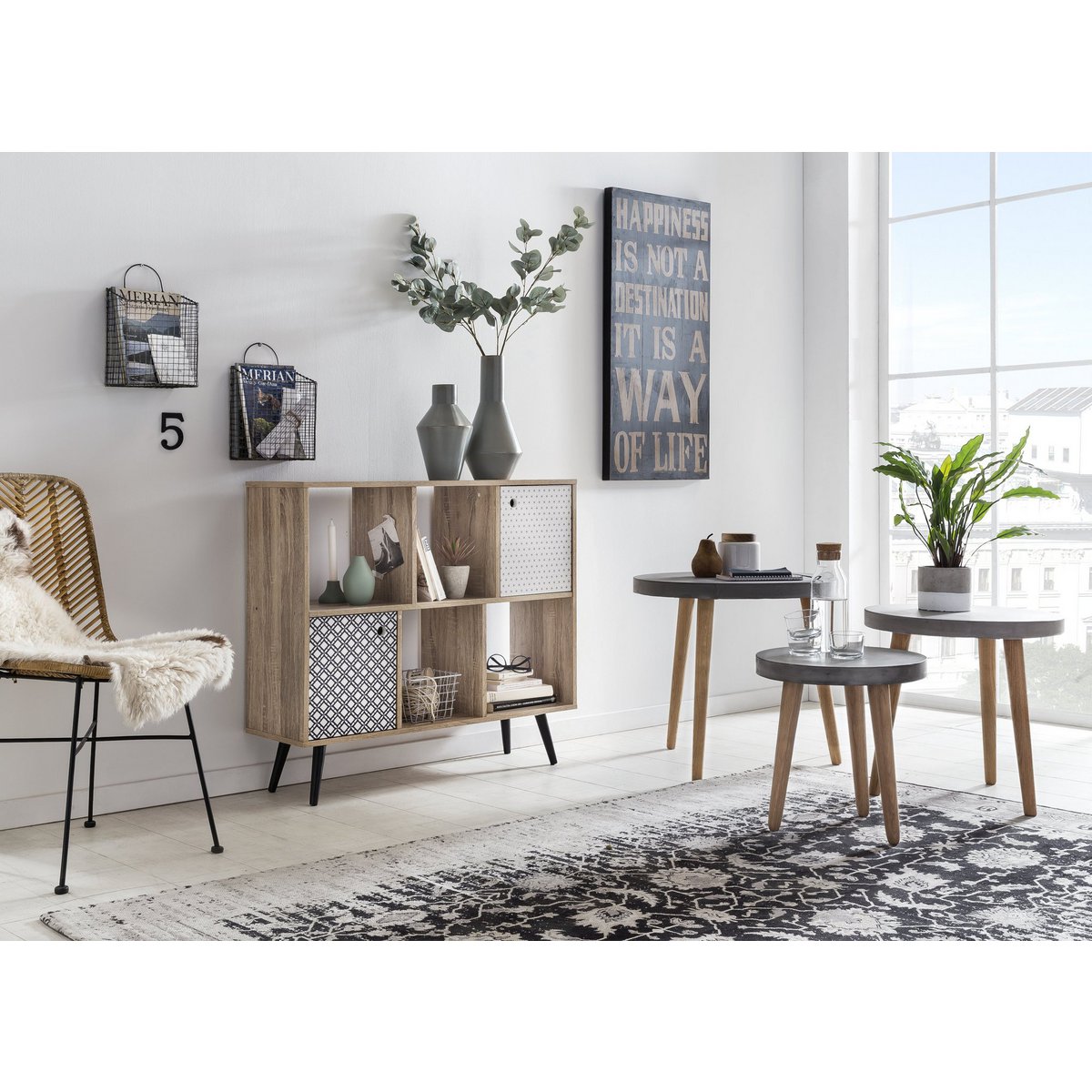 Buffet en bois naturel dans une salle à manger élégante
