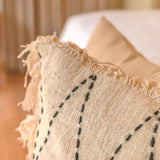 Coussin décoratif PITU sur un canapé moderne