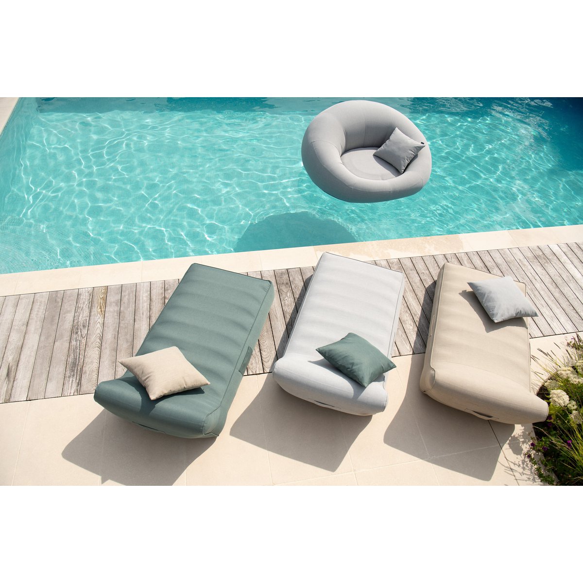 Matelas J-Line Helene, mise en scène dans un jardin