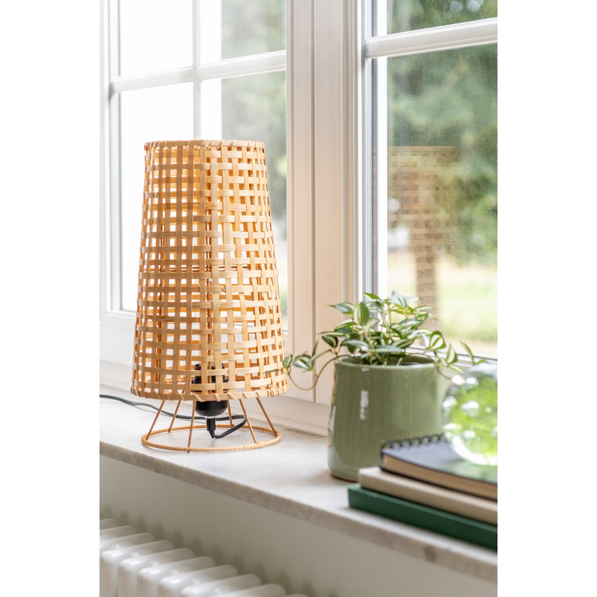 Lampe J-Line Lena sur une table en bois - ambiance intérieure