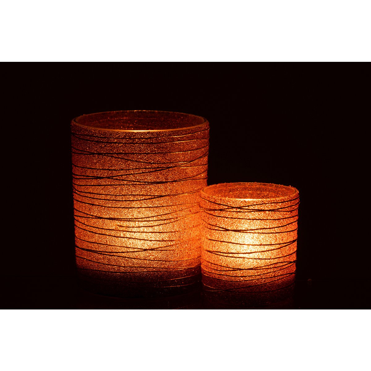 Bougeoir J-Line Glitter avec une bougie allumée, illuminant l'espace